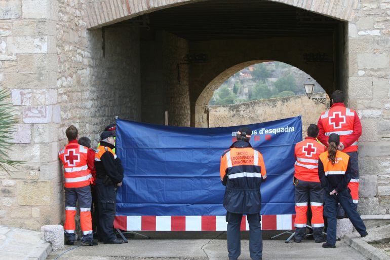 Un grupo de apoyo psicológico de la Cruz Roja ayuda a los supervientes y familiares de las víctimas del accidente de autocar ocurrido ayer en Fraginals (Tarragona).