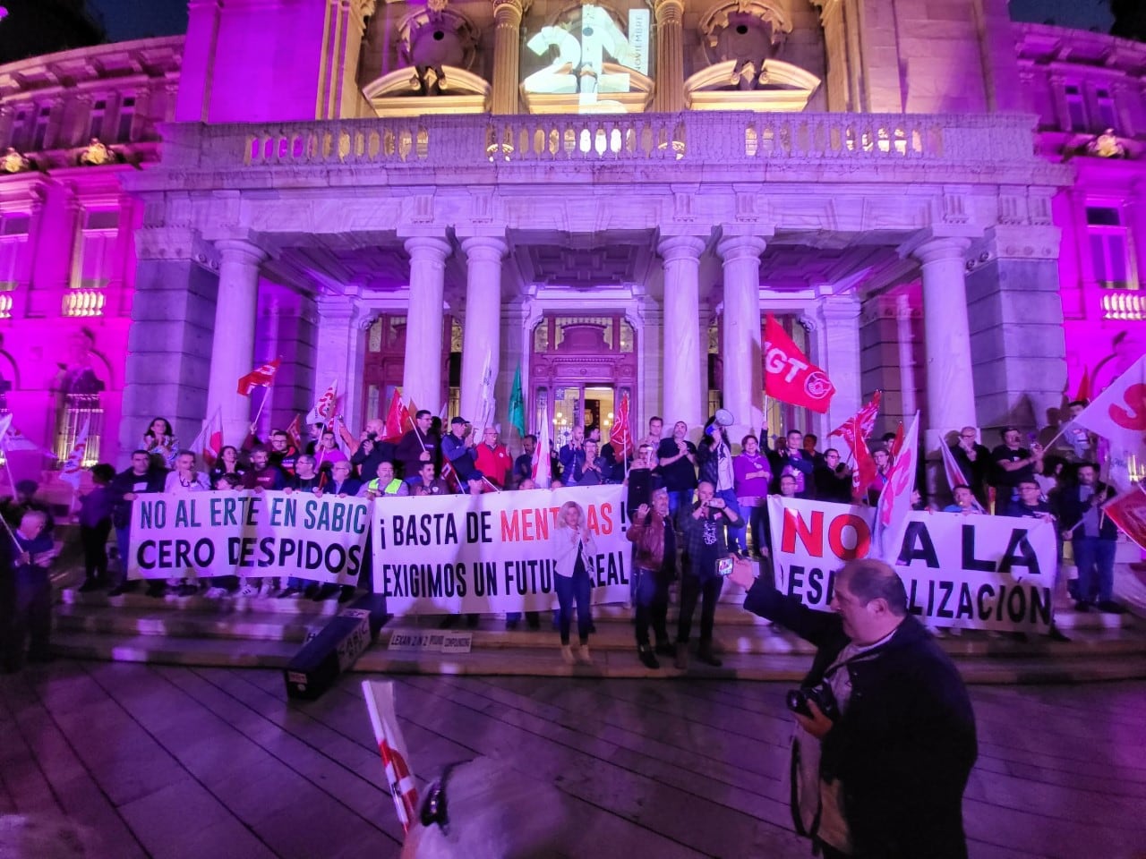 Protesta trabajadores de SABIC frente al Ayuntamiento de Cartagena