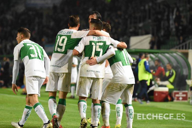 Los jugadores del Elche celebran el gol del empate a dos de Nino