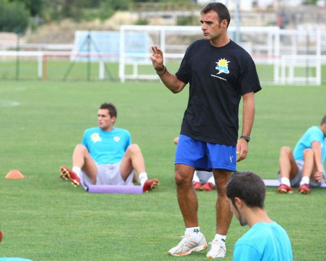 Fernando Ministro, durante un entrenamiento al frente del Bembibre