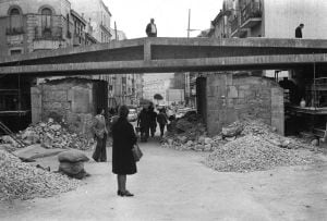 Obras del puente de la vía en la calle División Azul de Cuenca en 1981.