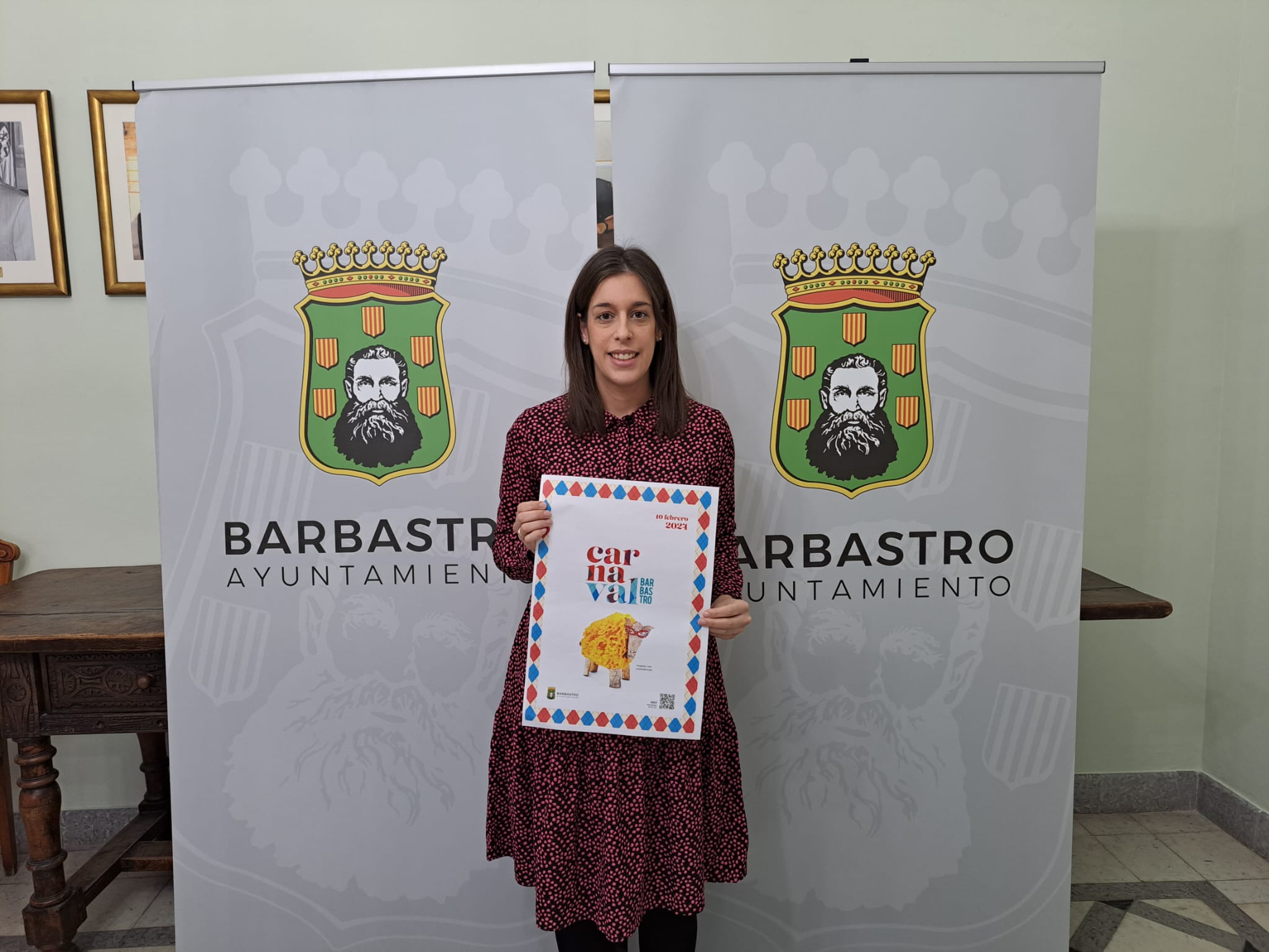 Lorena Espierrez con el cartel del carnaval de Barbastro