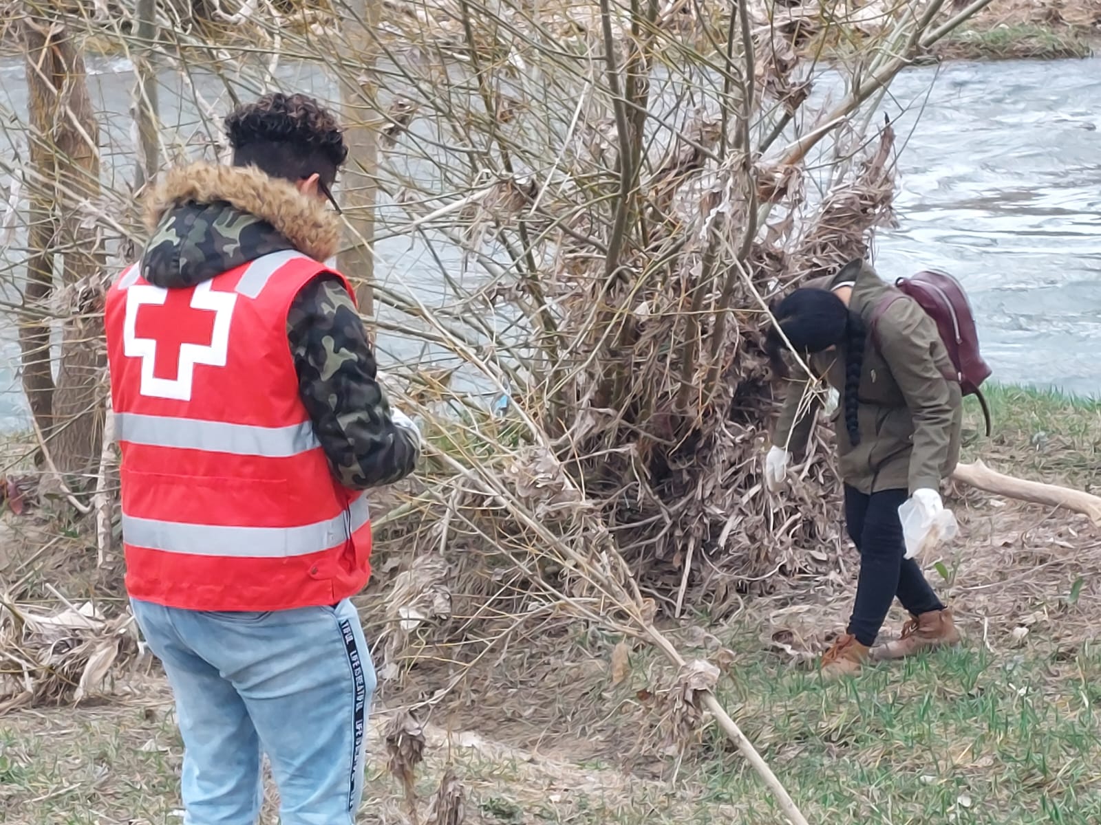 Voluntarios de Cruz Roja en la recogida de basuraleza en el río Júcar, en Cuenca.