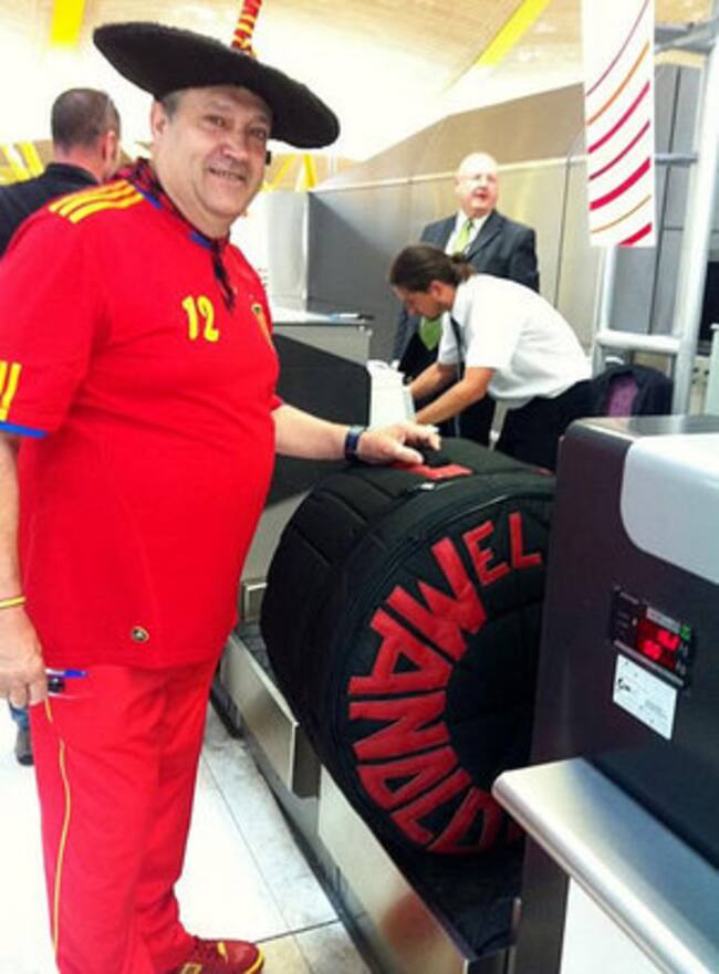 'Manolo el del bombo' factura su bombo con el que animará a España en Polonia y Ucrania.