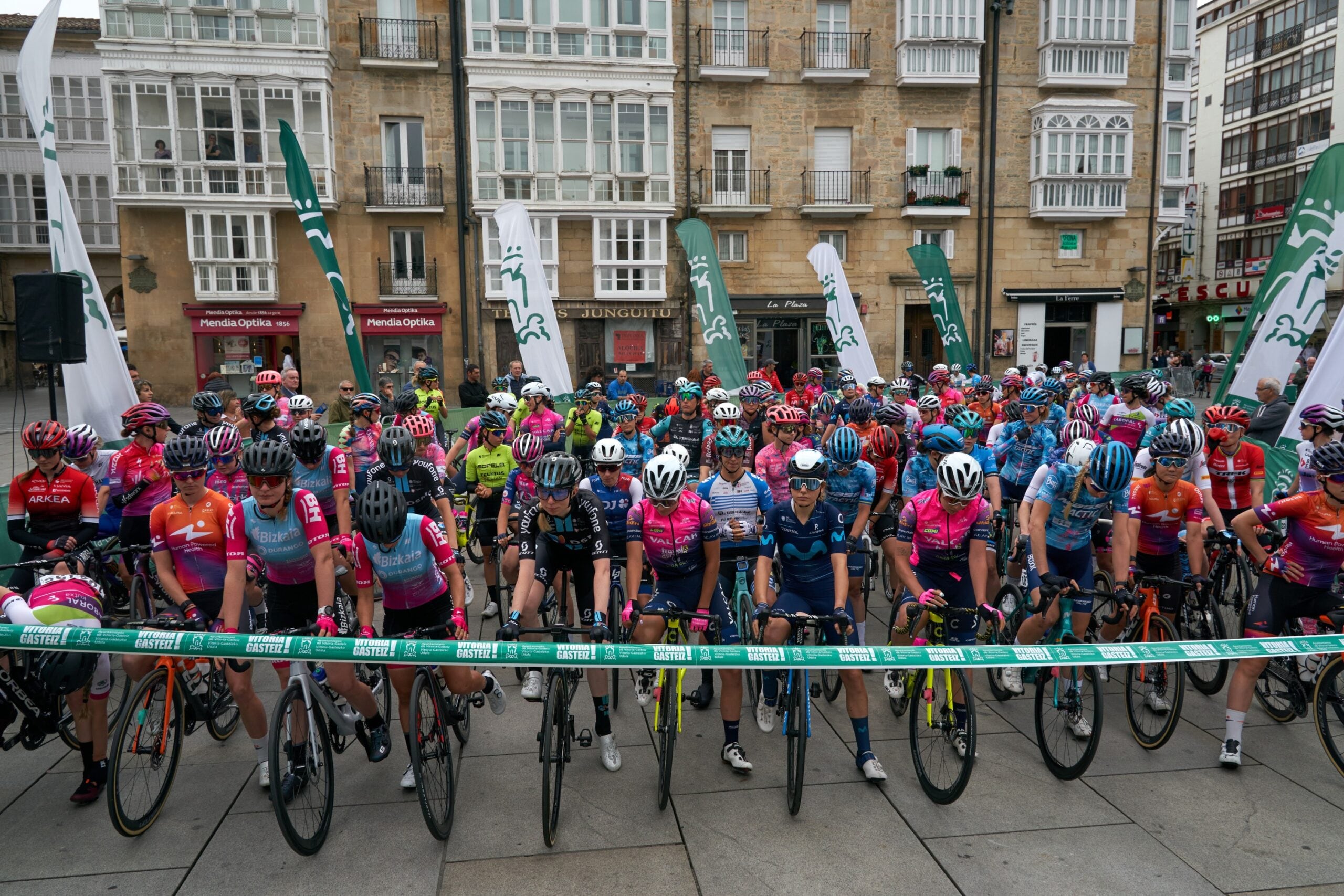 Imagen previa a la salida de una etapa en la Itzulia femenina.