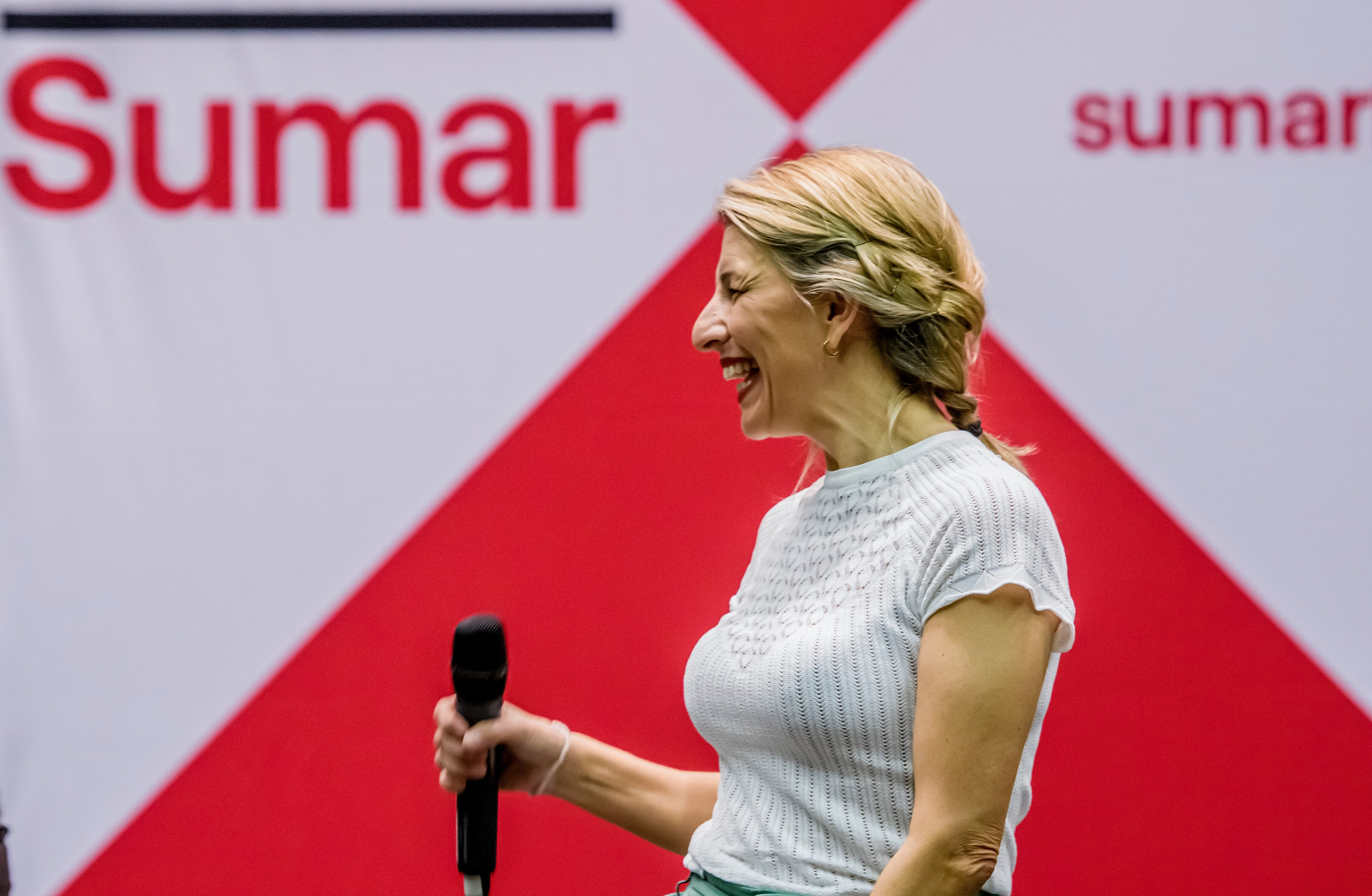 La vicepresidenta segunda del Gobierno y ministra de Trabajo, Yolanda Díaz, durante su intervención en el primer acto de escucha en Andalucía de Sumar, su proyecto para aglutinar a los partidos a la izquierda del PSOE, este domingo en el Palacio de Congresos de Sevilla (FIBES).