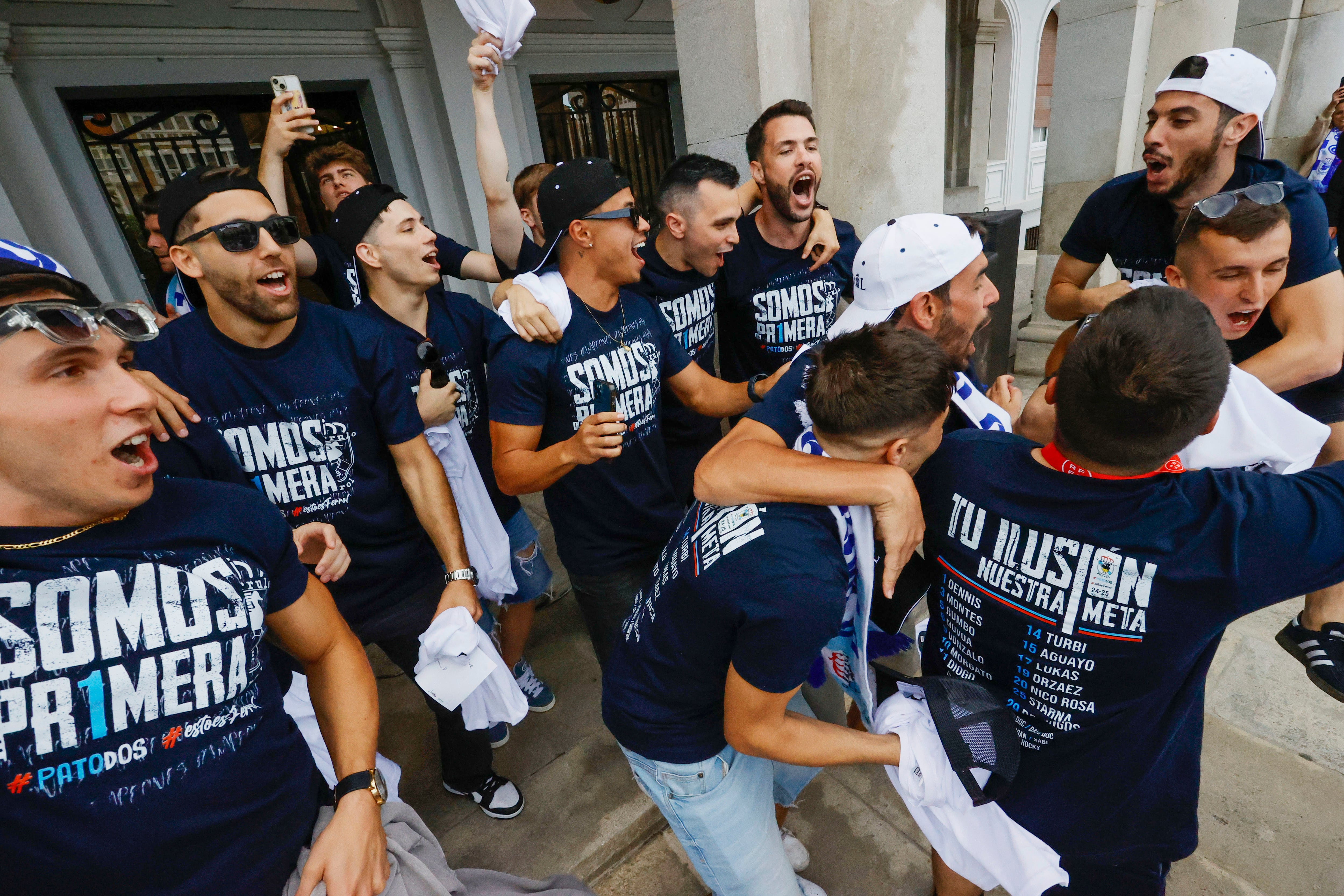 El equipo de O Parrulo, celebrando su ascenso el pasado mes de junio en el Concello de Ferrol (foto: Kiko Delgado / EFE)