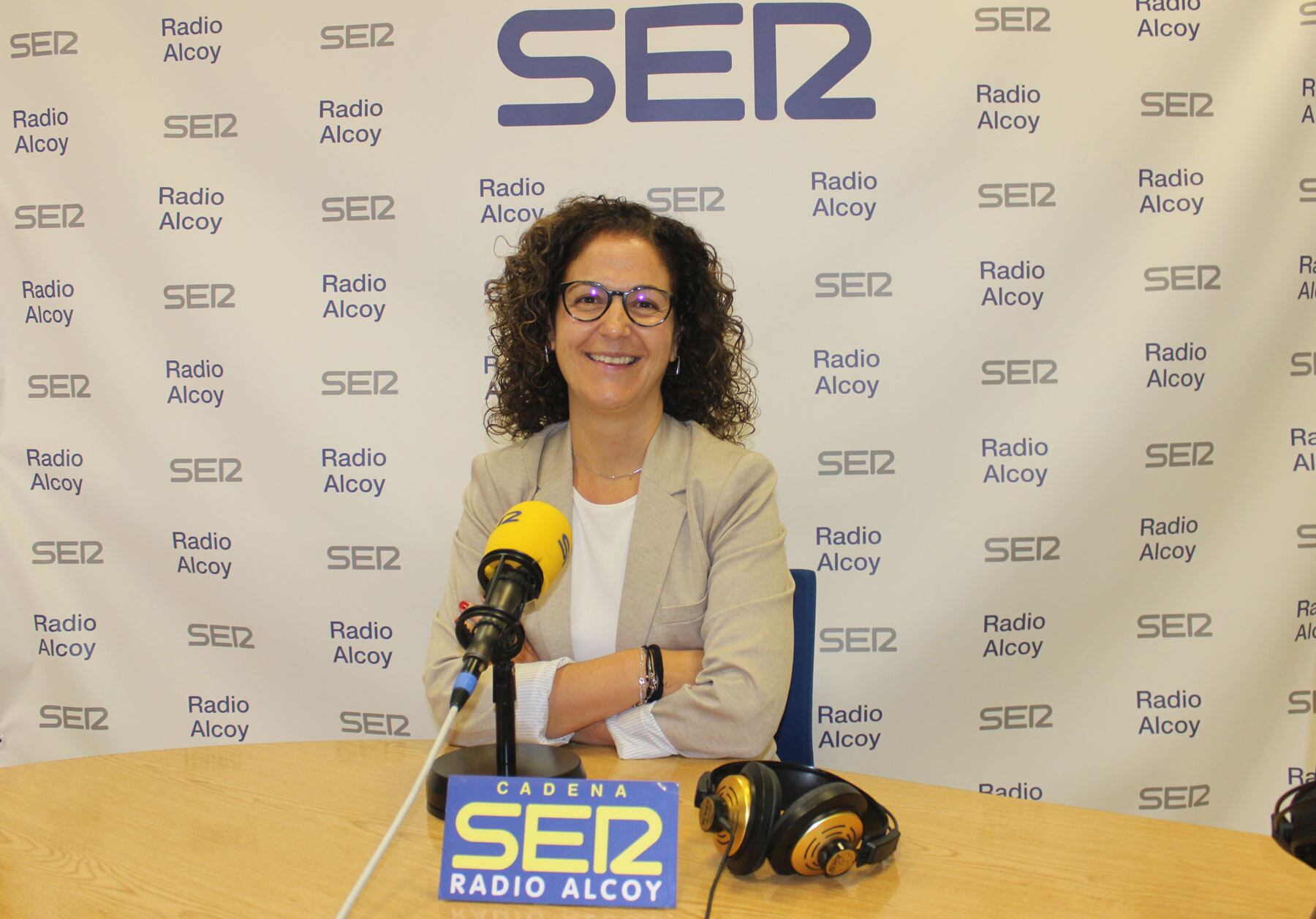 La directora de Sercotel, Lucía Capó, en el estudio central de Radio Alcoy