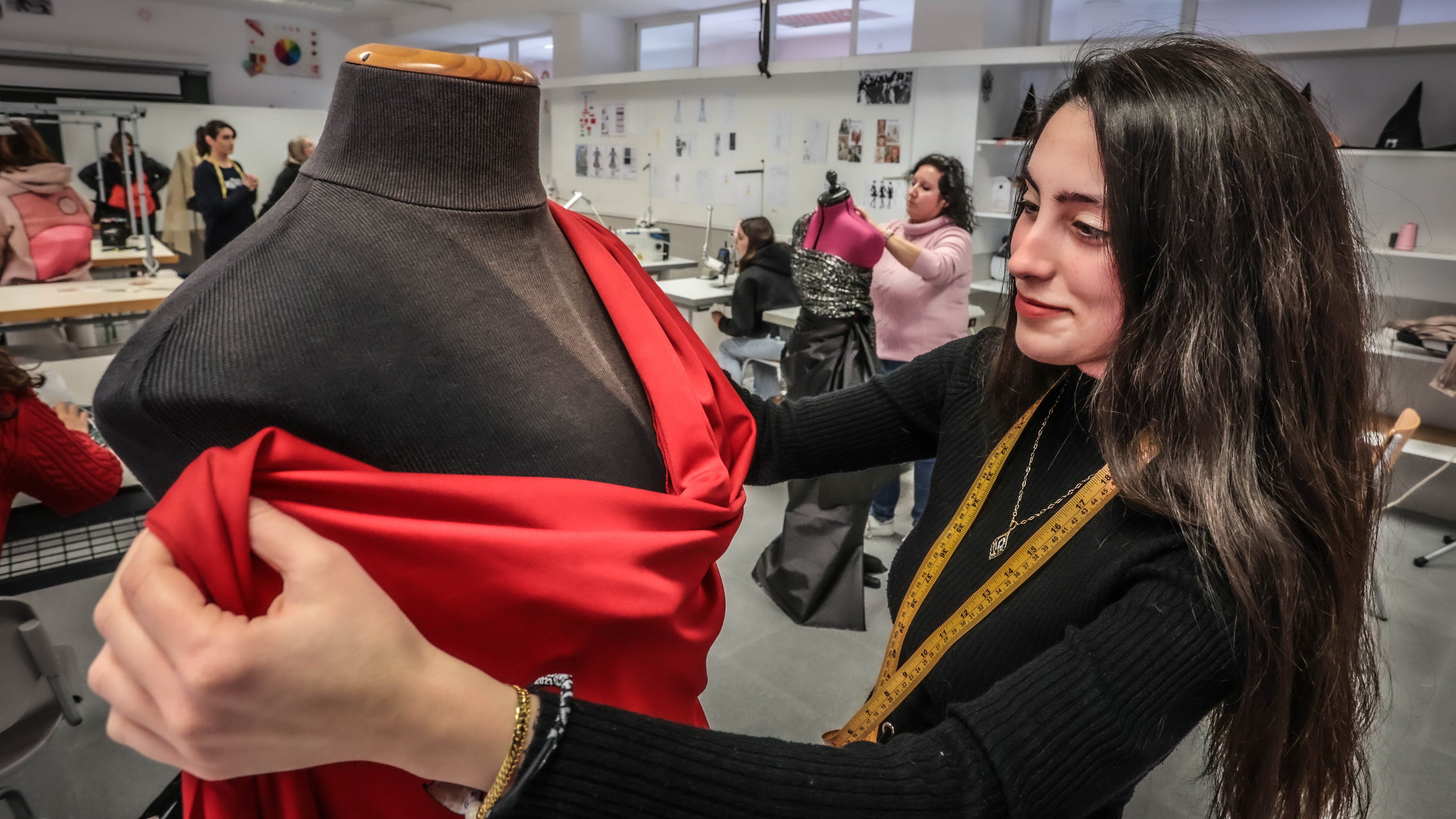 Este martes ultiman los vestidos que se utilizarán en el desfile