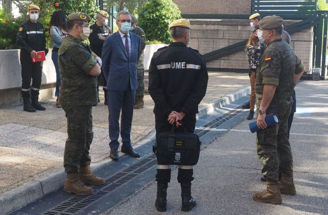 Miembros de la Unidad Militar del Gobierno (UME) junto al delegado del Gobierno en la comunidad, Javier Izquierdo