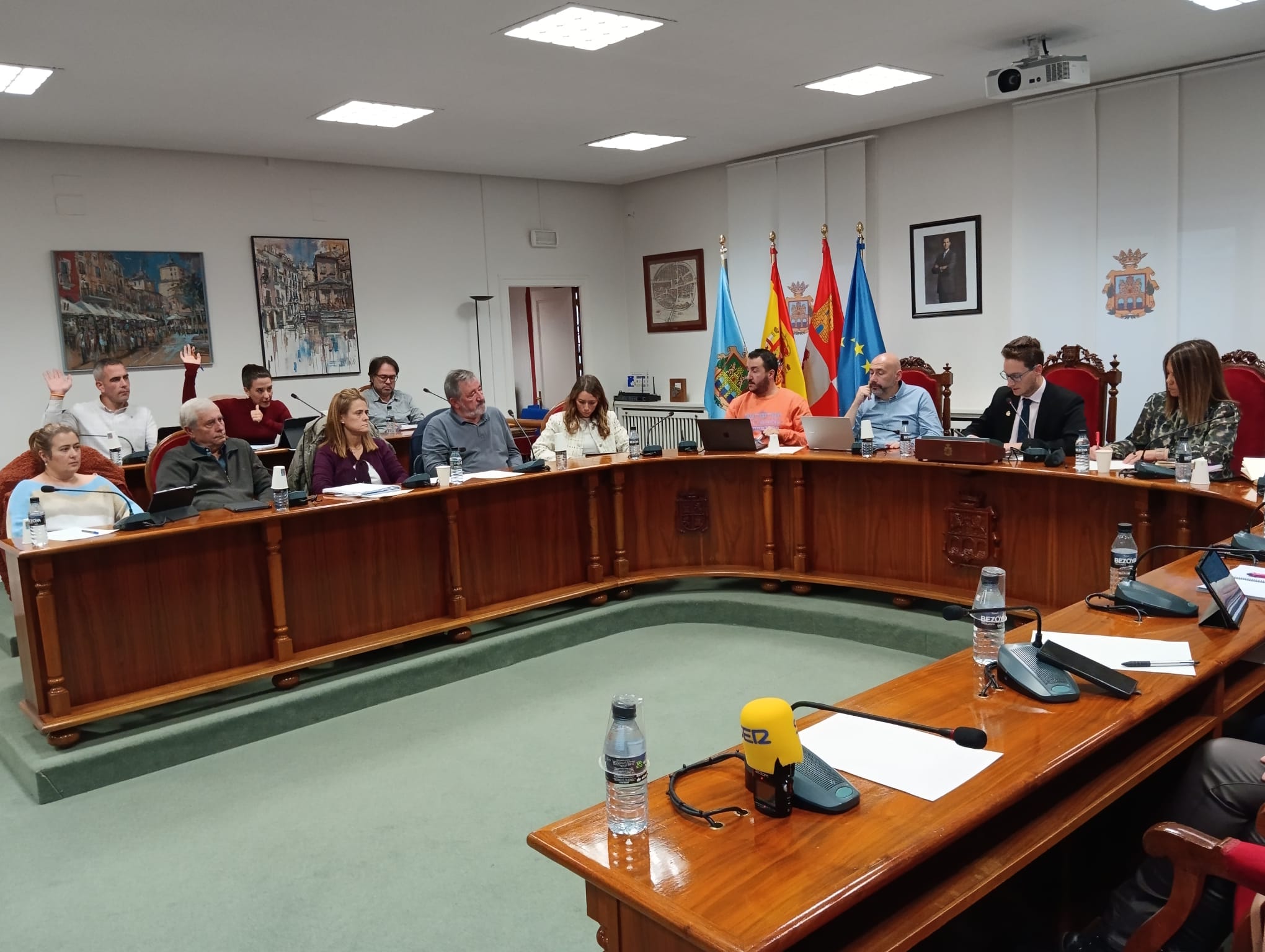 La ordenanza de la piscina cubierta se aprueba con las abstenciones de Vox