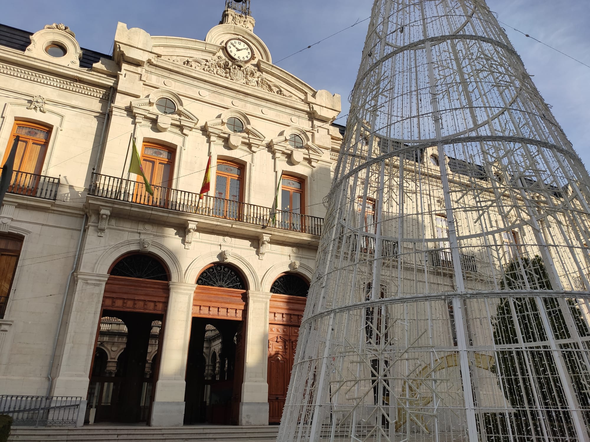 Fachada de la Diputación Provincial de Jaén durante un día de Navidad soleado