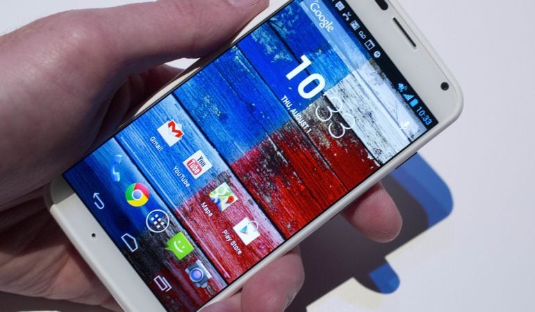 Una persona sostiene un smartphone Android