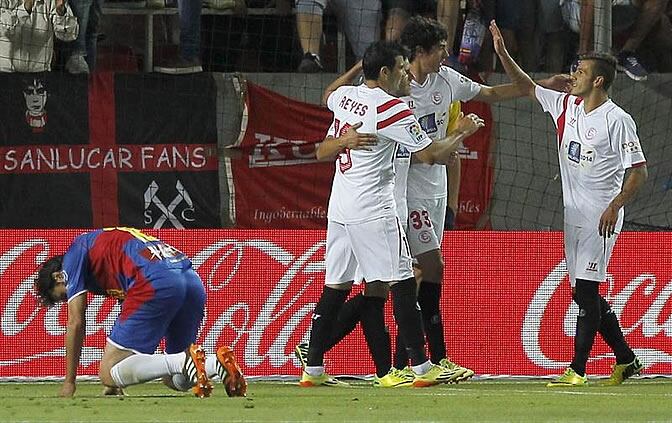 Los jugadores del Sevilla celebran uno de los goles