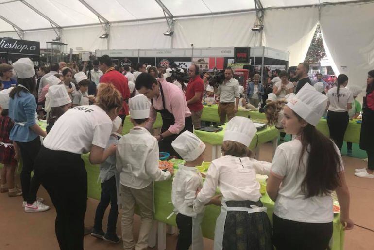 Niños y niñas en uno de los talleres de cocina de Fercatur