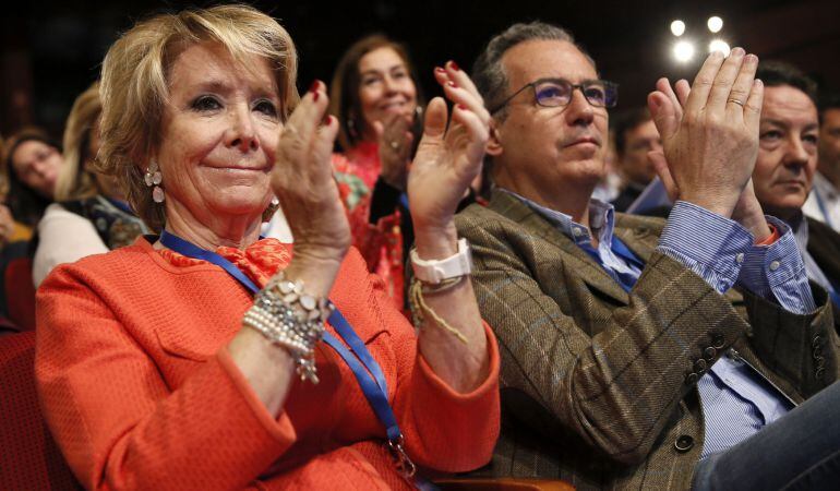 La expresidenta regional del PP y de la Comunidad de Madrid, Esperanza Aguirre,iz., durante el XVI Congreso del PP de Madrid.