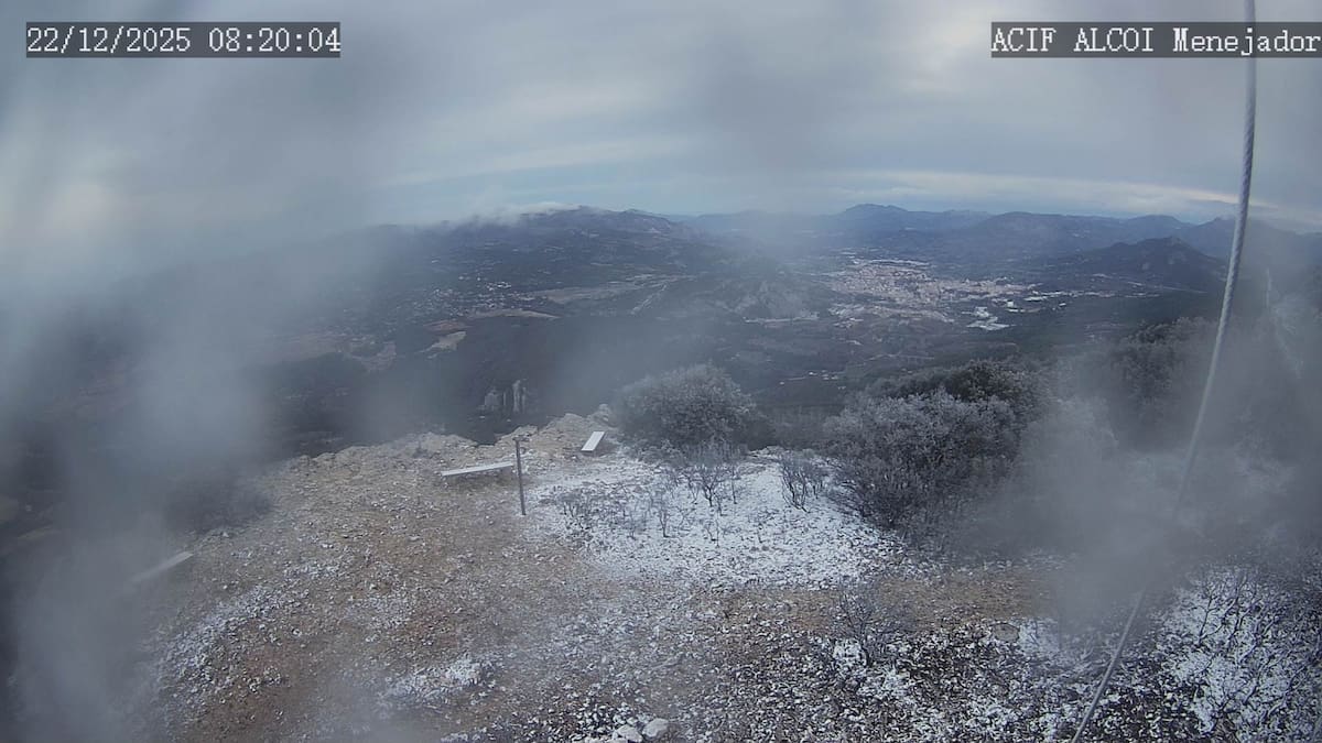 Los altos de Alcoy estrenan el invierno con una leve nevada