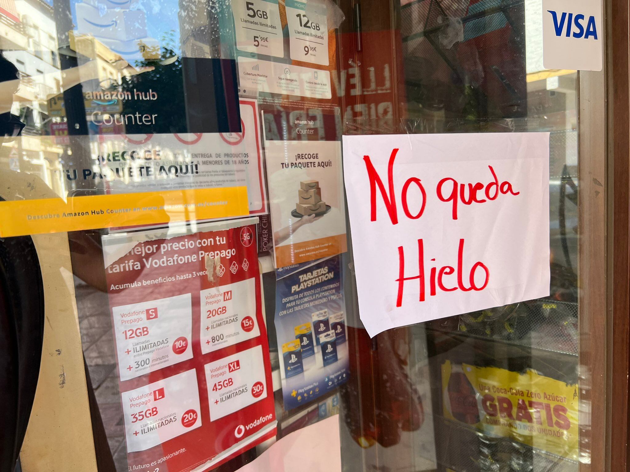 Uno de los carteles en el escaparate de un comercio de la provincia de Málaga