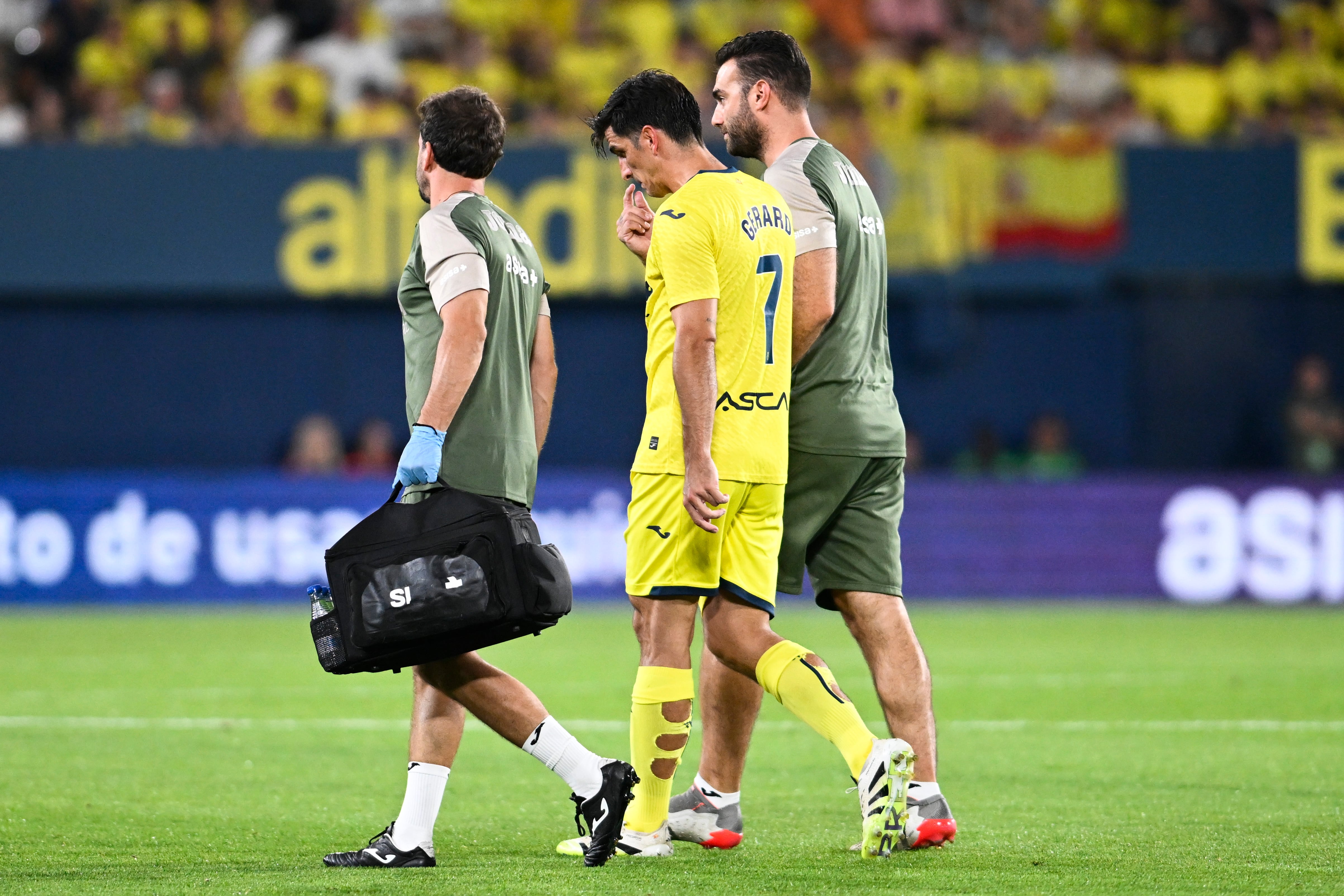 VILLARREAL, 15/08/2025.- El delantero del Villarreal Gerard Moreno se retira lesionado durante el partido de la primera jornada de LaLiga que Villarreal CF y Real Oviedo disputan este viernes en el estadio de La Cerámica. EFE/ Andreu Esteban
