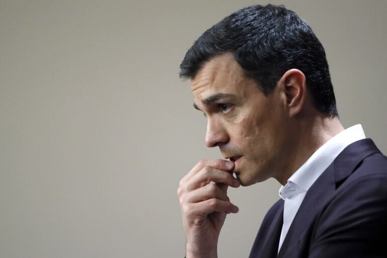 El líder del PSOE, Pedro Sánchez, durante la rueda de prensa que ha ofrecido en el Congreso, después de reunirse por espacio de dos horas con el secretario general de Podemos, Pablo Iglesias, para explorar vías para un posible acuerdo de gobierno.