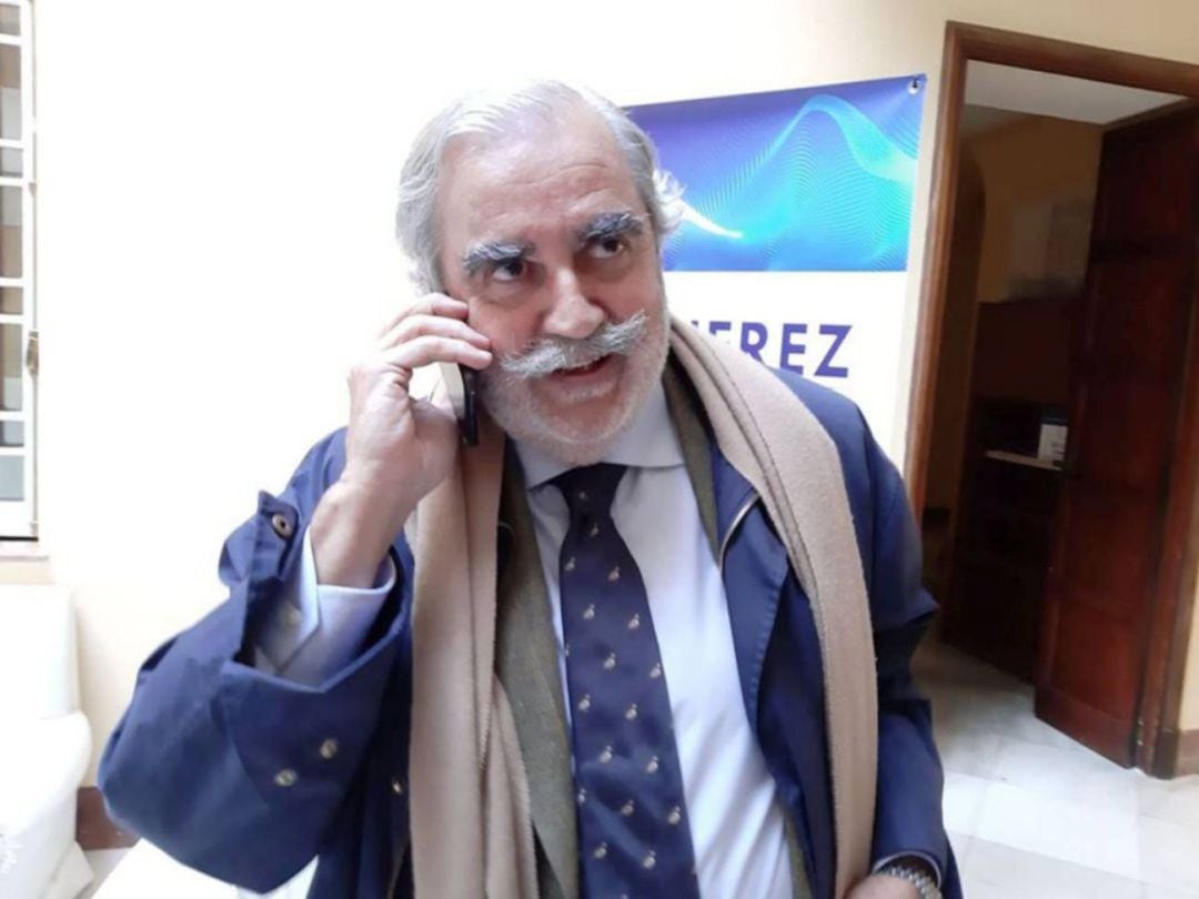 Evaristo Babé durante una visita a Radio Jerez