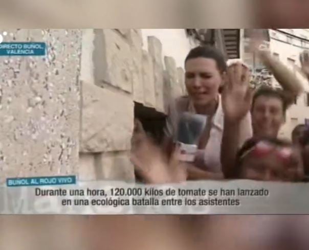 Imagen de la conexión en directo de Verónica Sanz cubriendo la Tomatina mientras sufría agresiones sexuales