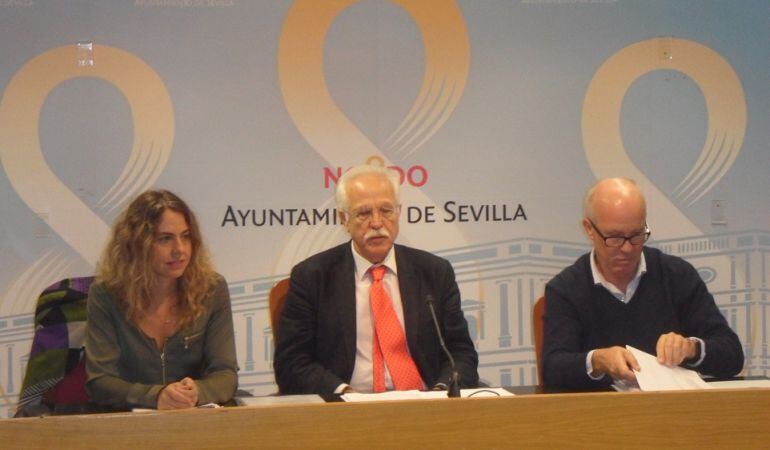 De izquierda a derecha, Eva Vidal, gerente de la Agencia Tributaria; Joaquín Castillo, delegado municipal de Hacienda; e Ignacio Pérez Royo, coordinador general de la delegación municipal de Hacienda y Administración Pública