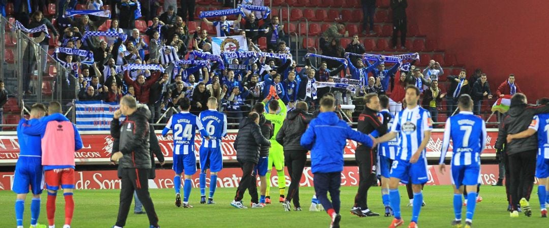 Jugadores del Deportivo celebran con la afición la victoria en Soria