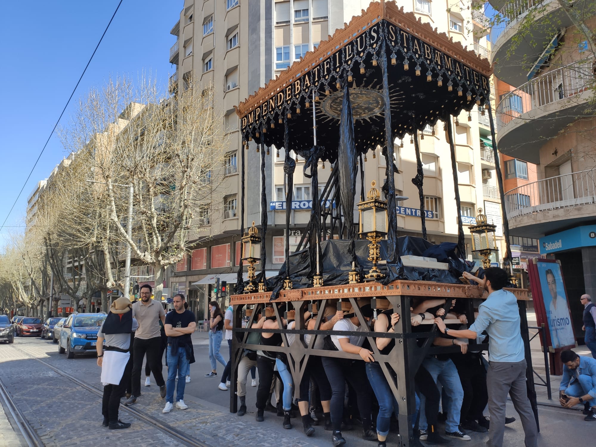 Un ensayo anterior del Palio de la Cofradía del Silencio por las calles de Jaén