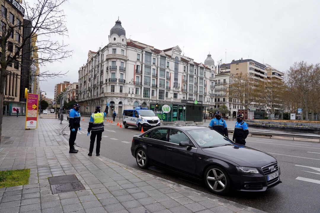 Policía Municipal de Valladolid en un control de vehículos