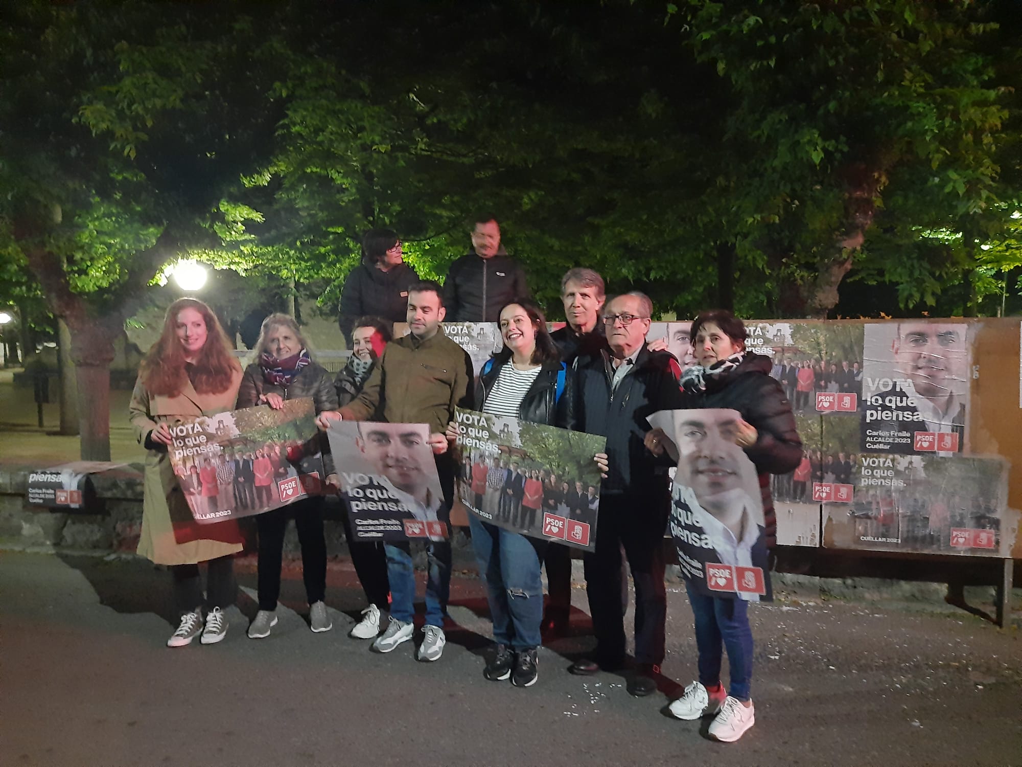 Pegada de carteles en el inicio de la campaña en Cuéllar