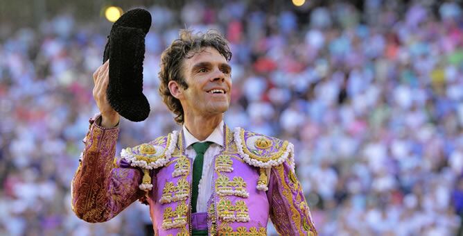 El torero José Tomás saluda al respetable tras cortar una oreja