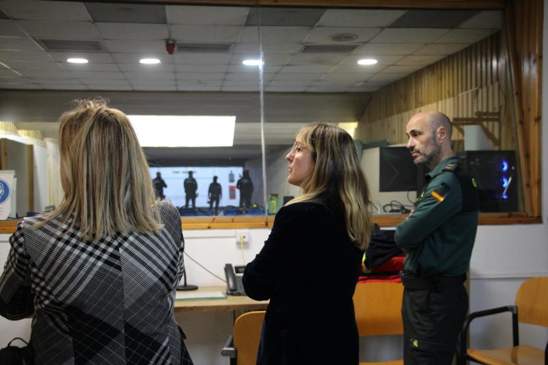 Prácticas de tiro con instructores de la Guardia Civil.