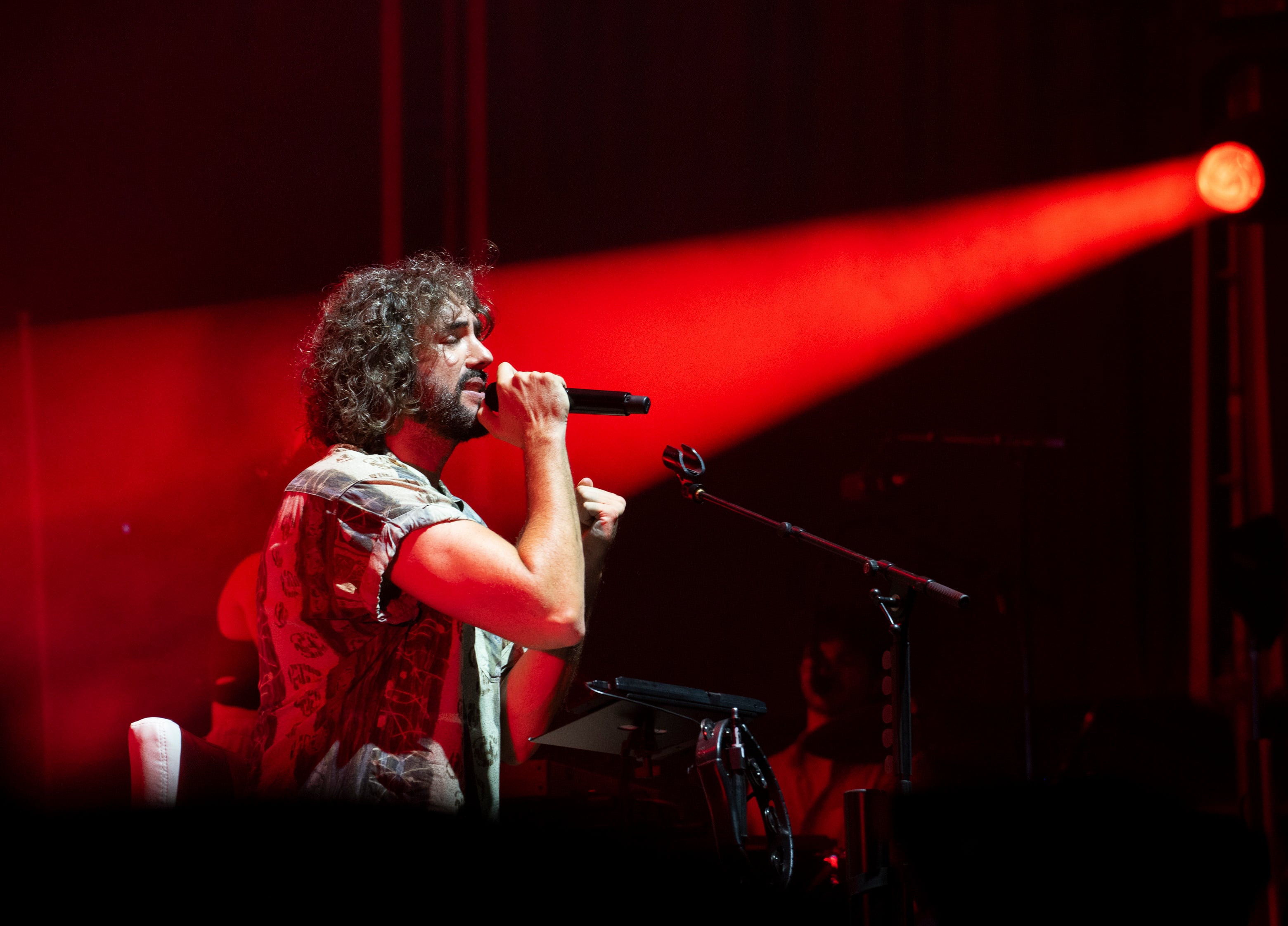 El cantante y compositor Mikel Izal durante un concierto. EFE/Paco Santamaría