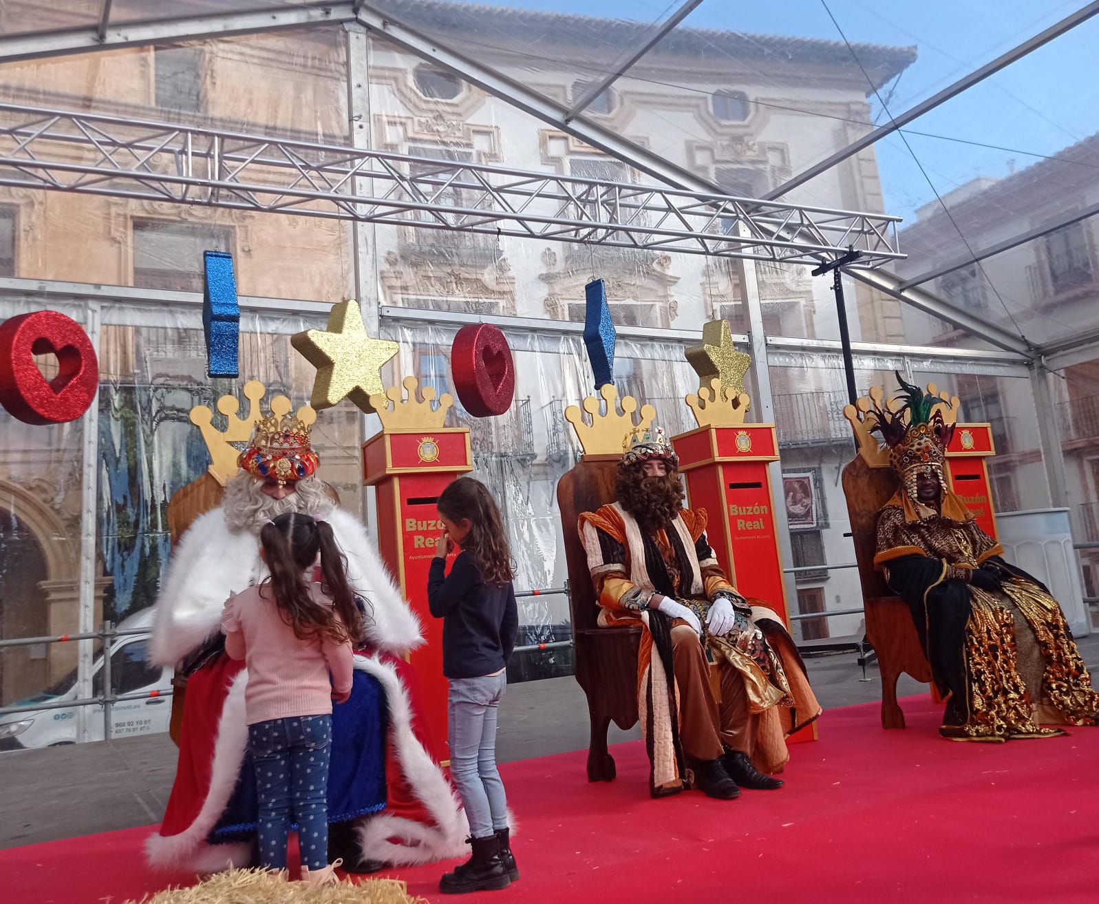 Los Reyes Magos reciben a los niños en la Plaza de España de Lorca