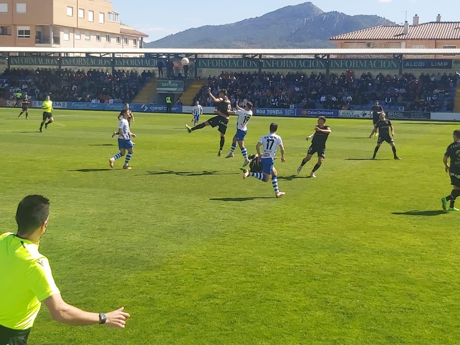 Instante del partido entre el CD Alcoyano y la SD Logroñés en el Campo Municipal de El Collao