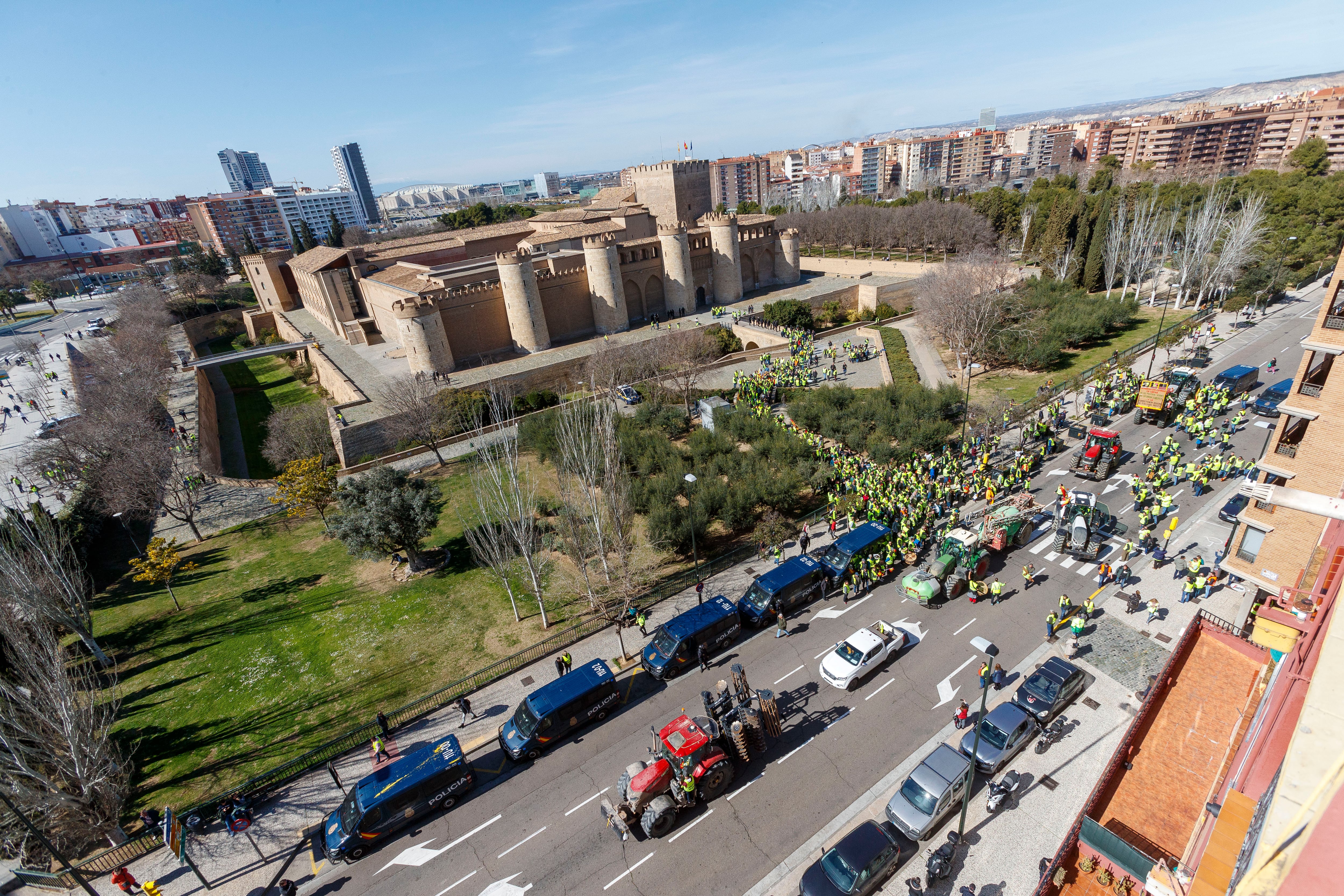 ZARAGOZA, 01/03/2024.- Agricultores se concentran en los alrededores del Palacio de La Aljafería, sede de las Cortes de Aragón, este viernes en Zaragoza. EFE/ Javier Belver
