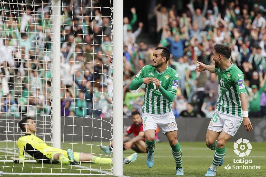 Juanmi celebra uno de sus dos goles a Osasuna