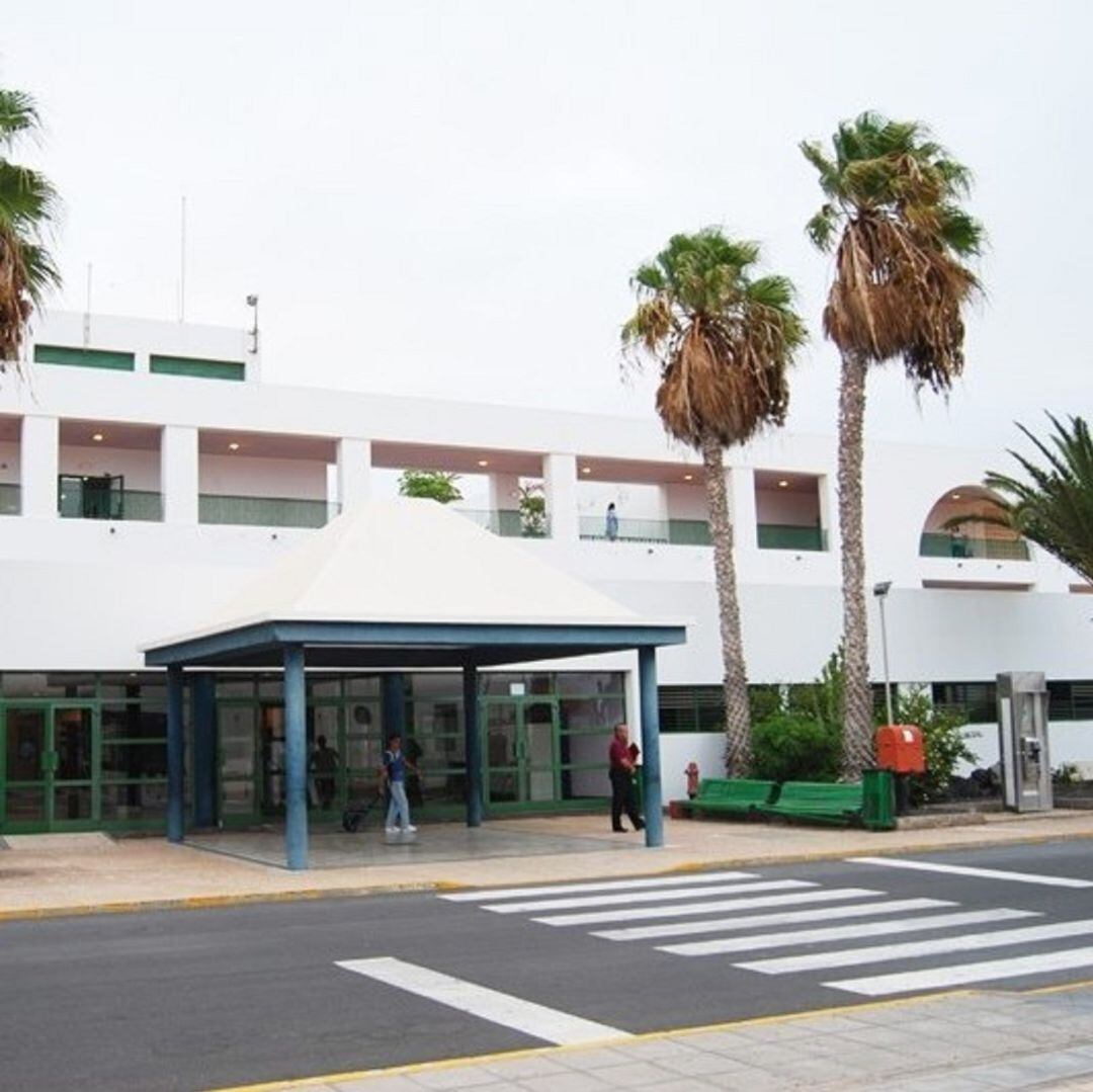 Entrada principal del Hospital Doctor José Molina Orosa. 