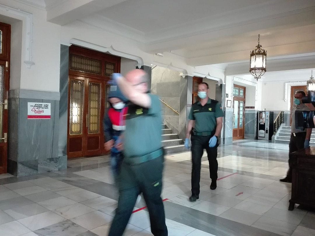 El acusado es conducido a la sala de vistas la Audiencia Provincial para ser Juzgado