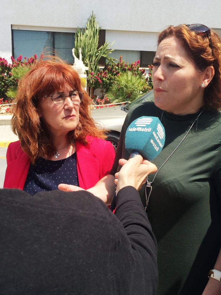 La parlamentaria andaluza de Izquierda Unida, Mari Carmen Pérez, atiende a los medios tras su reunión con el gerente del Hospital de Motril