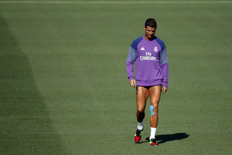 El delantero portugués del Real Madrid, Cristiano Ronaldo, durante el entrenamiento que el equipo realiza en la Ciudad Real Madrid.