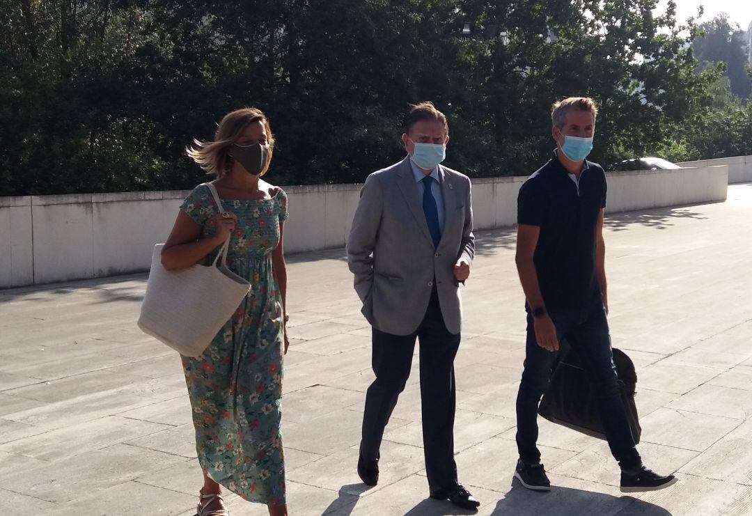 El Alcalde de Oviedo, Alfredo Canteli, entre la Gerente y el Director de la orquesta Oviedo Filarmonía, María Riera y Lucas Macía, con quienes acudió al primer ensayo presencial del ciclo "OFIL Contigo" en el Palacio de Congresos de la ciudad