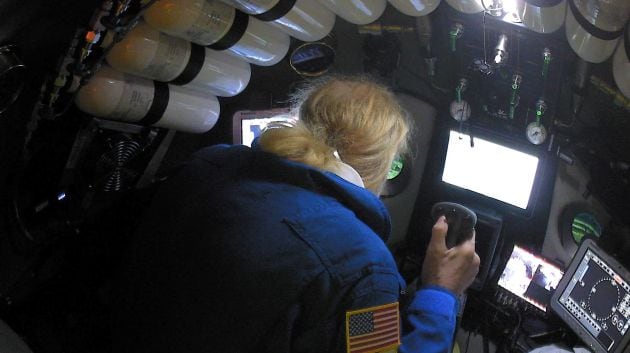 Víctor Vescovo, a bordo del submarino con el que bajó a lo más profundo del océano Pacífico.