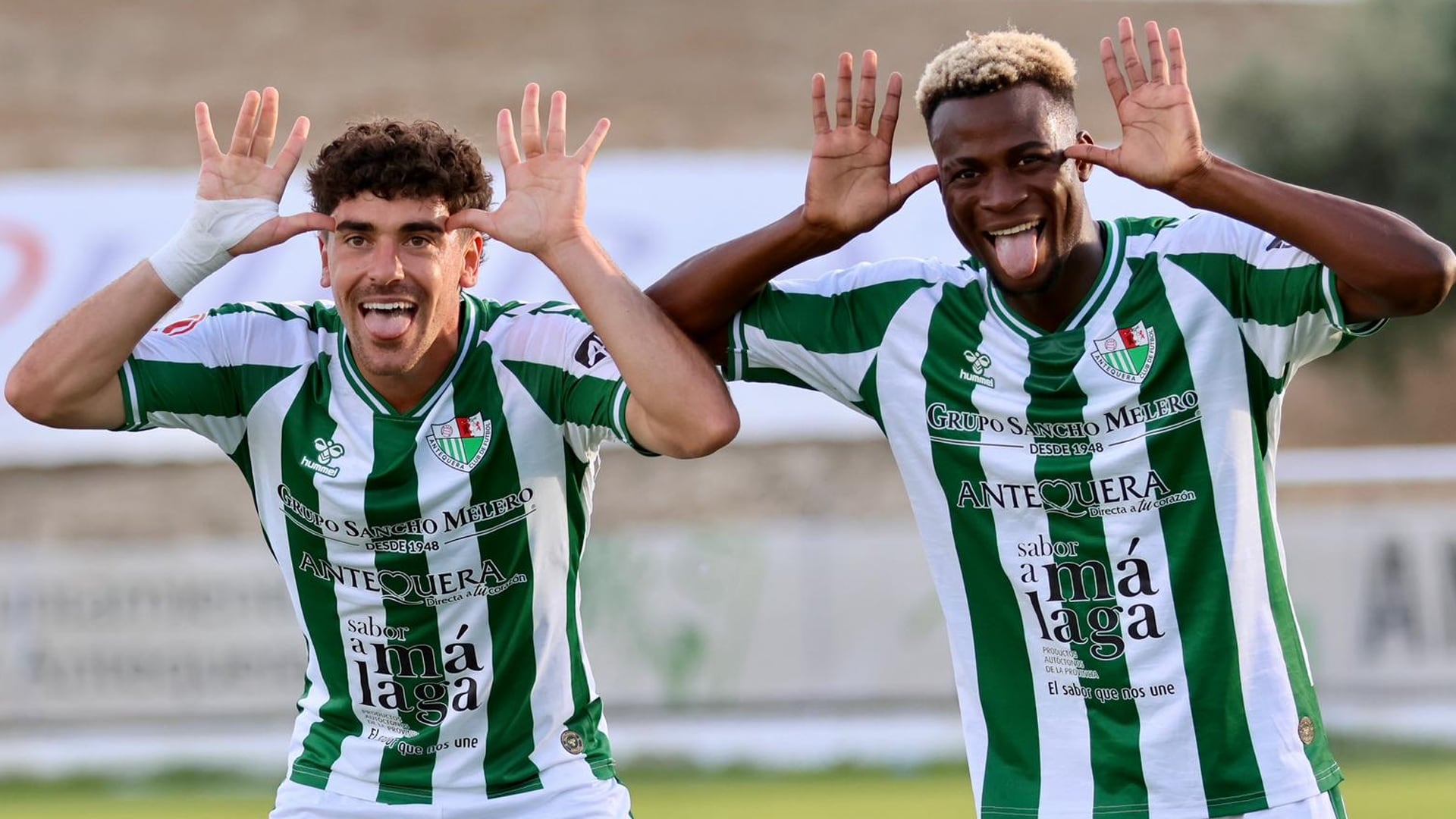 Adrià Gené y Nico Njalla celebran el primer tanto del Antequera CF ante el Marbella FC