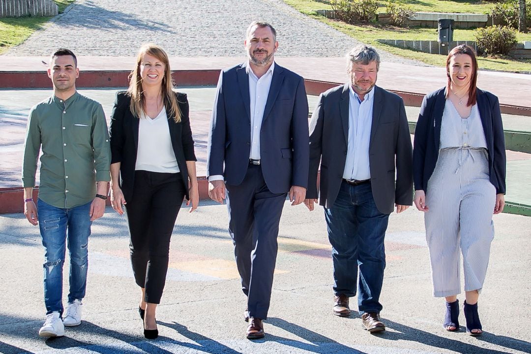 La candidata a la alcaldía por Movemento Salceda, Loli Castiñeira (segunda por la izquierda), junto al alcalde en funciones Marcos Besada (centro) y otros miembros de la agrupación de electores.