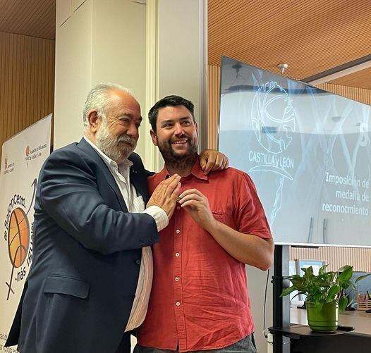 El segoviano Mauro Martín recibe la medalla de la Federación de baloncesto de Castilla y León