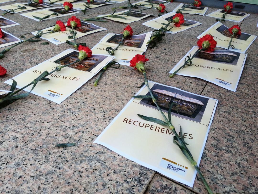 Clavells que s&#039;han dipositat simbòlicament davamt del Museu de Lleida, sobre algunes de les imatges de les obres de l&#039;art de la Franja que avui, 10 de març han acabat de marxar cap al Museu de Barbastre