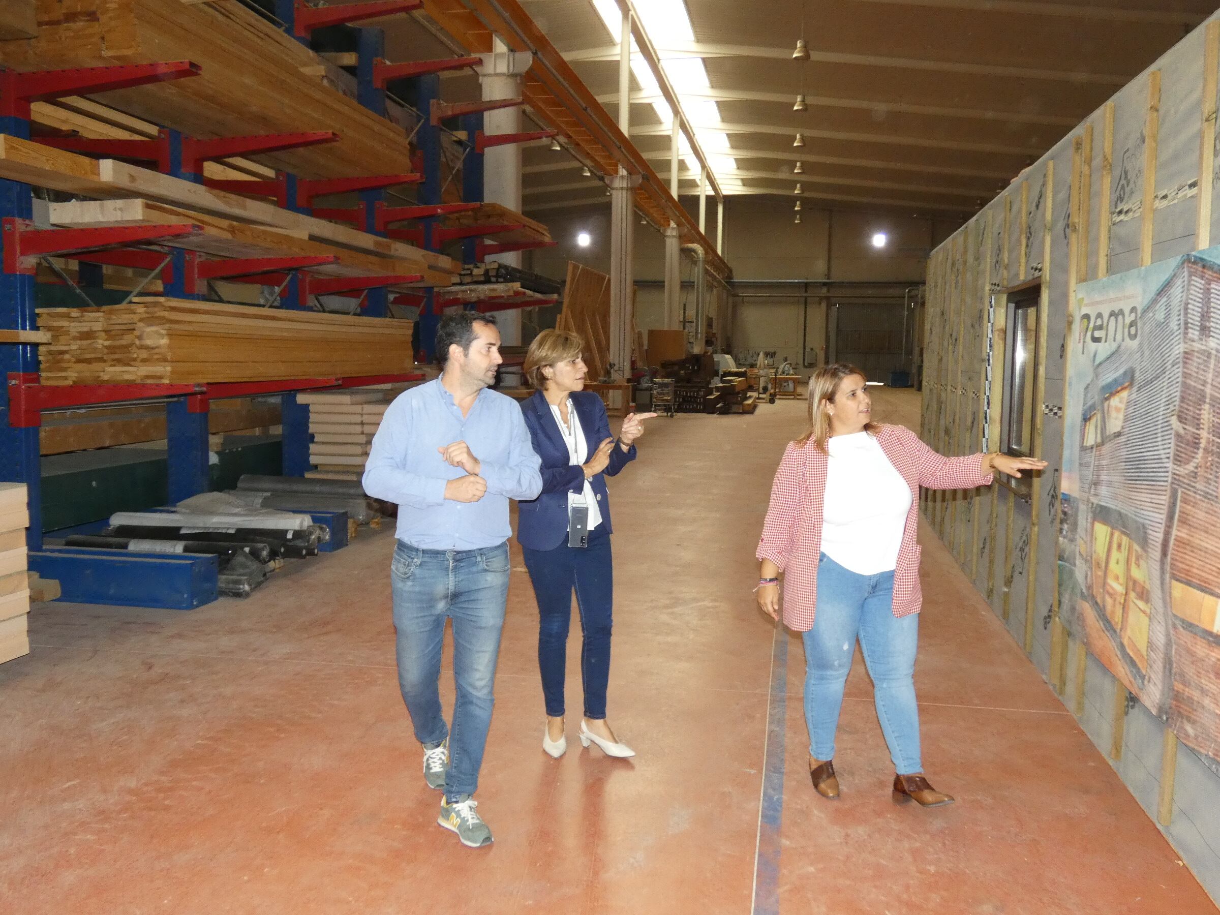 Tita García y Paloma Sánchez visitando la empresa Ipema junto al cogerente Alberto Sánchez