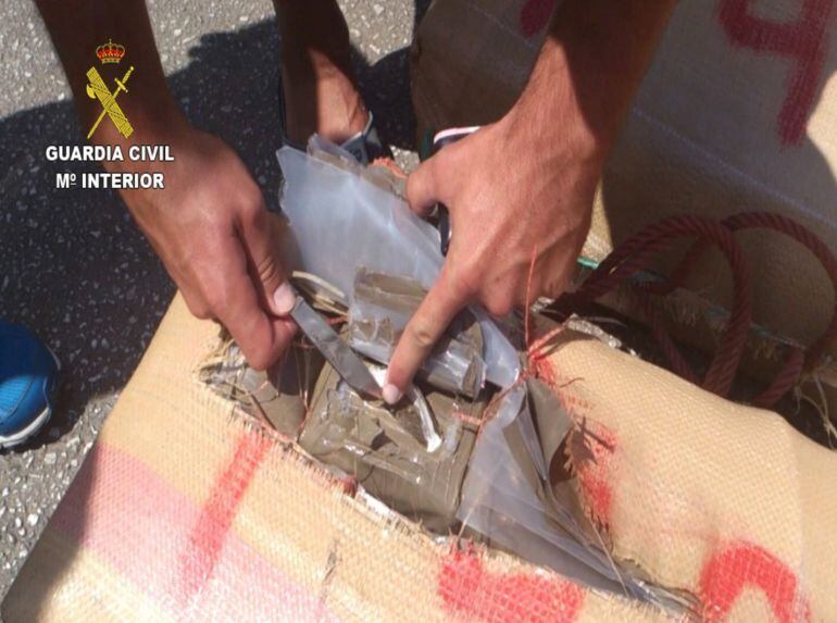 Fotografía facilitada por la Guardia Civil sobre parte de la drogra incautada